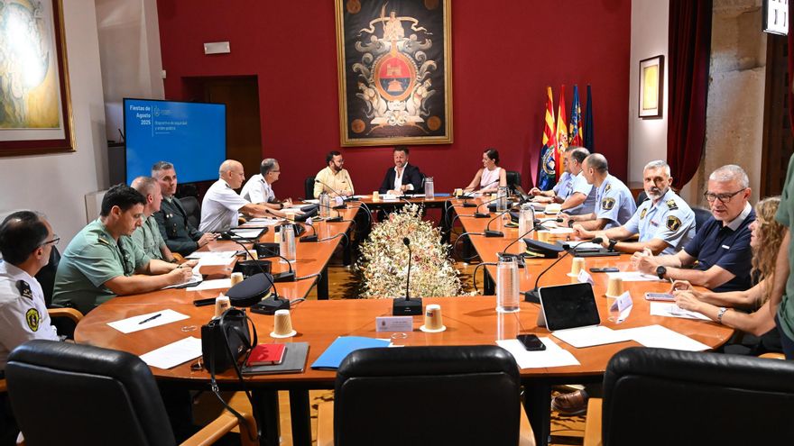 Elche echa el resto con los policías para fiestas: 3.686 agentes en las calles e “implacables” con el alcohol