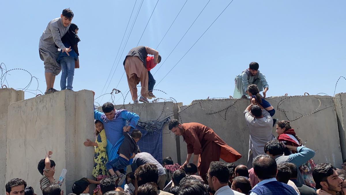 Decenas de Afganos tratando de acceder al aeropuerto de Kabul.