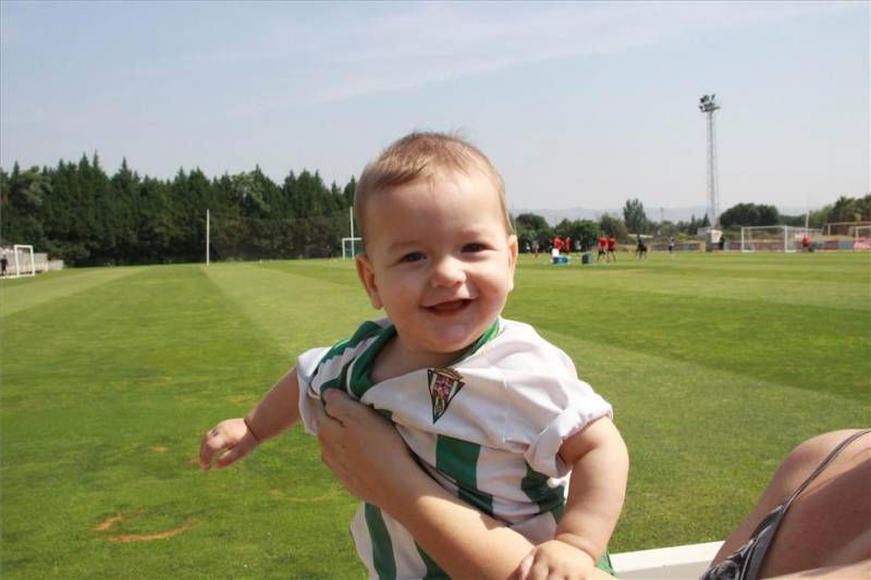 Aficionados animan al Córdoba en el último entrenamiento antes de Las Palmas