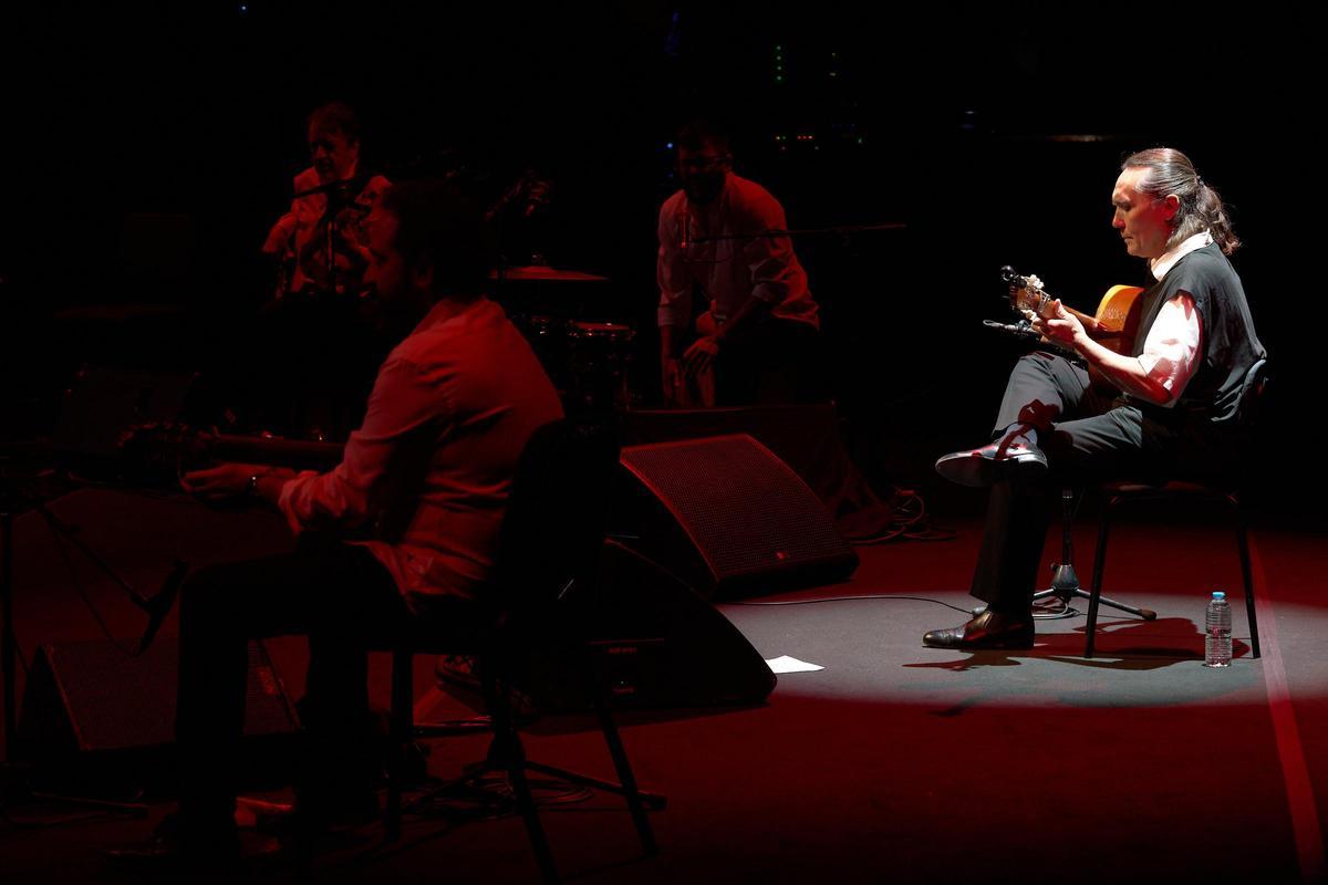 Vicente Amigo bien acompañado sobre las tablas del Maestranza.