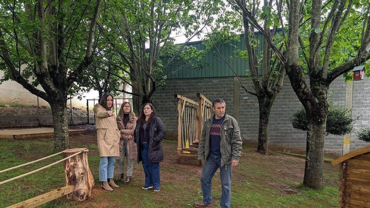Begoña Blanco y Paz Pérez con la directora del centro.