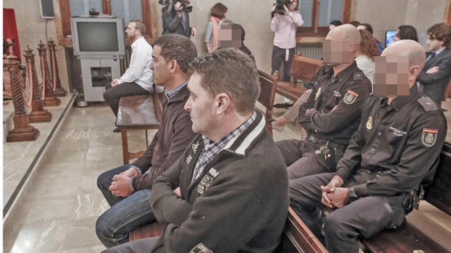 Los tres condenados por el crimen de Benimussa, durante el juicio con jurado en la Audiencia.