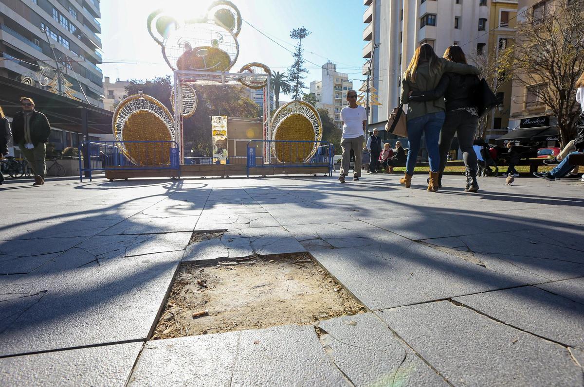 Una de las losetas levantadas en la plaza de la Montañeta.