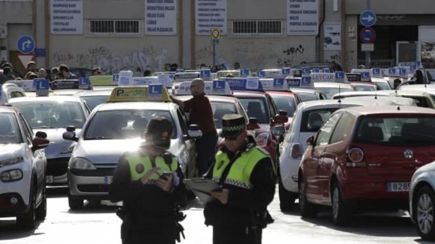 La Policía Local tuteló la marcha por las calles de Alicante.