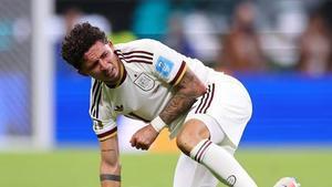Yeremy Pino se duele de su hombro izquierdo tras sufrir el golpe en el Uruguay-España.