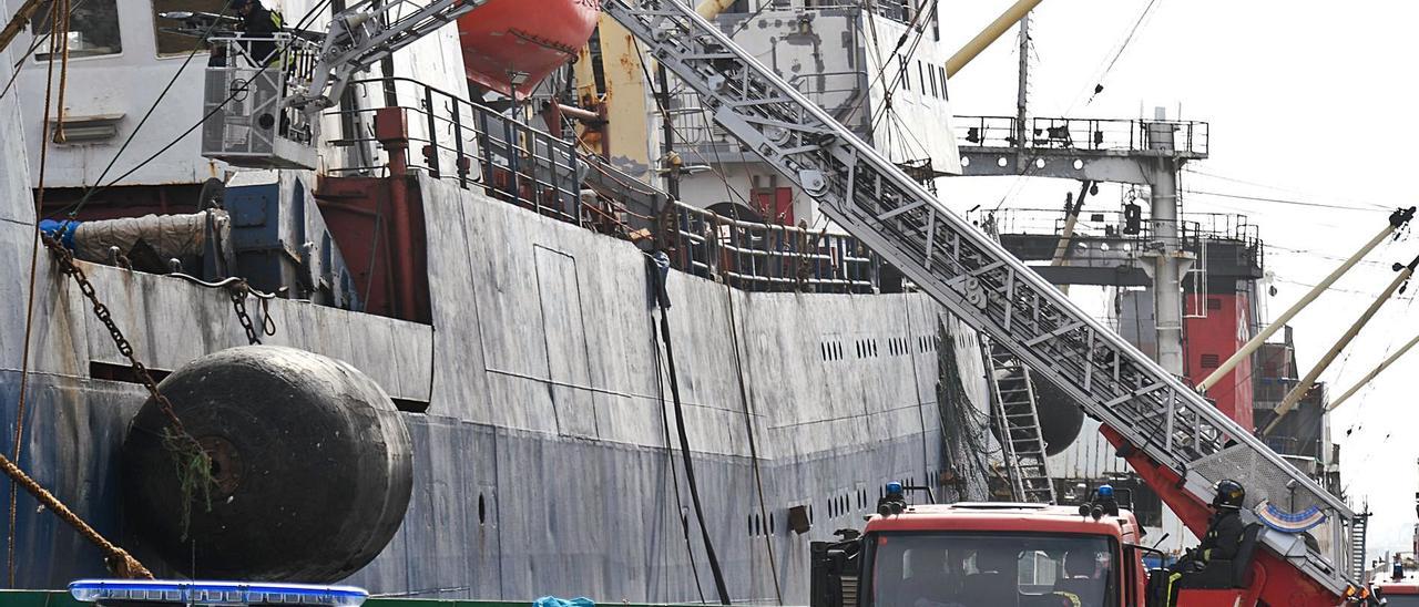 Vehículos de Bomberos y de la Policía Portuaria junto al pesquero ‘Sveaborg’, incendiado la semana pasada en el Puerto de La Luz. | | JUAN CASTRO