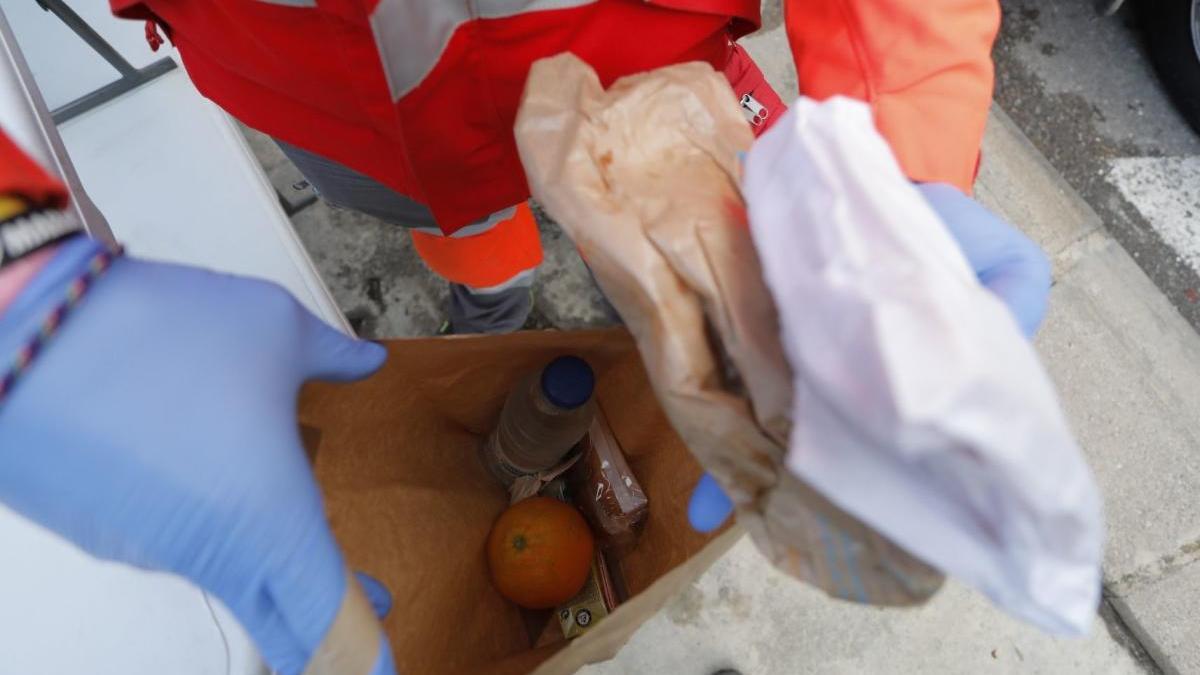 Reparto de comida por parte de voluntarios durante la pandemia.