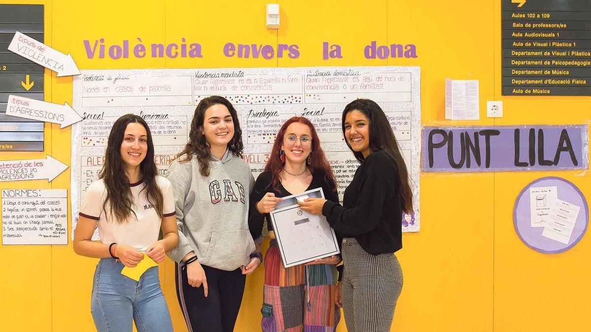 Desde la izquierda, Núria Costa, Júlia Lucas, Anna Liñán y Alba Muñoz, en el Punto Lila del Institut Martí Dot de Sant Feliu de Llobregat.