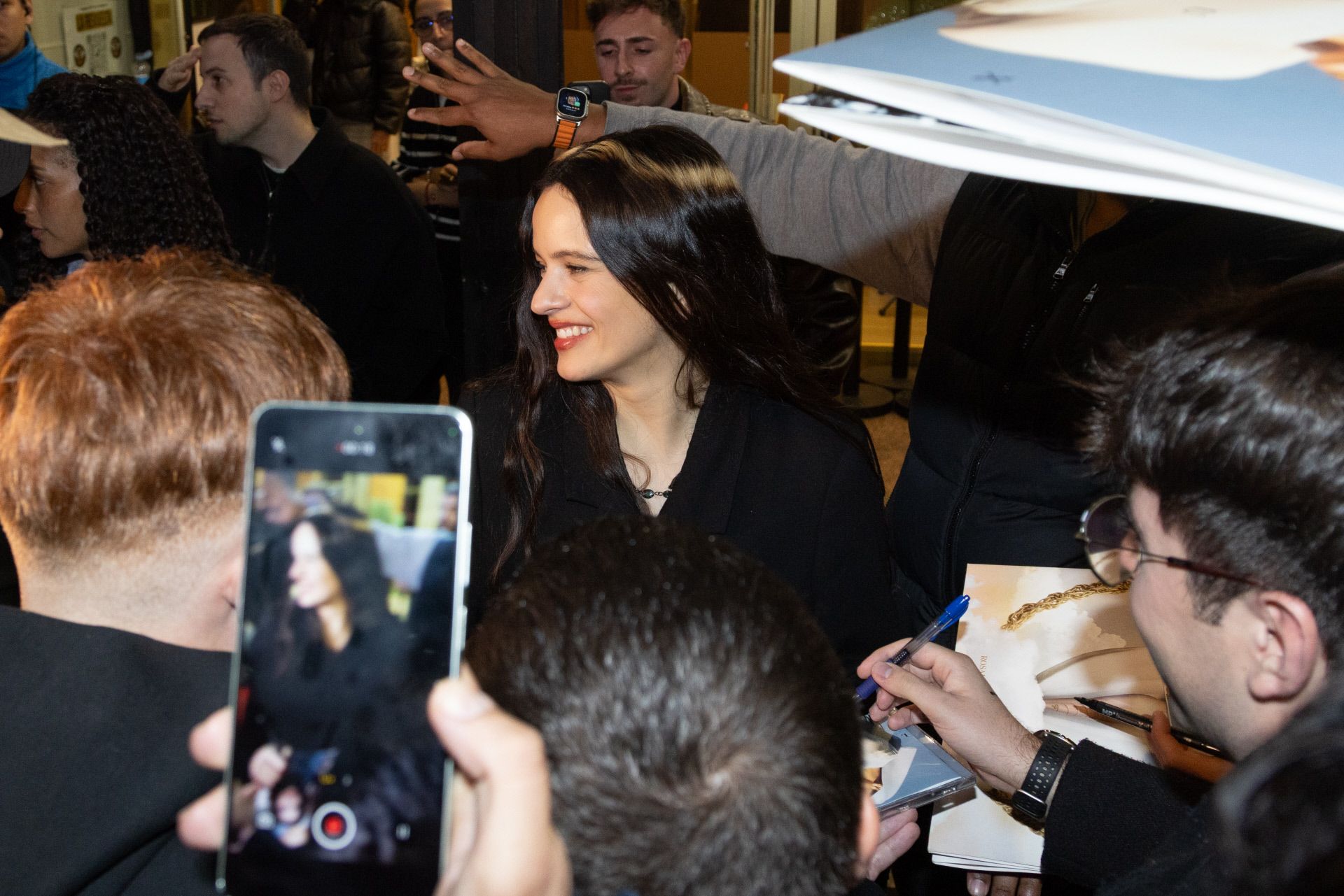 Rosalía, aclamada por los fans a la salida de 'La Revuelta'