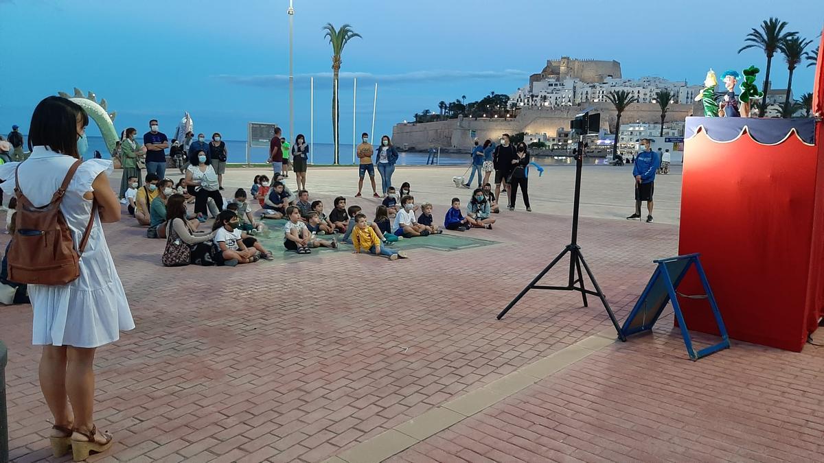 Poca gente en las playas, pero mucha en las terrazas y el paso de Peñíscola.