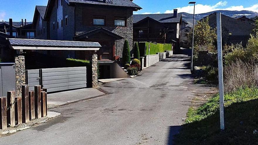 El carrer central de Vilallobent, on es portaran a terme les obres