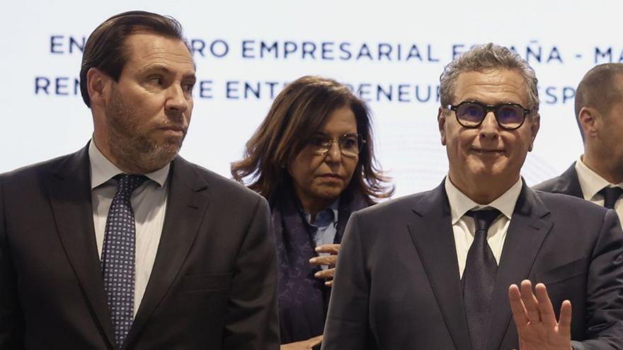 El ministre de Transport i Mobilitat Sostenible, Óscar Puente (esquerra), i el primer ministre del Marroc, Aziz Akhannouch, ahir. | SERGIO PÉREZ / EFE