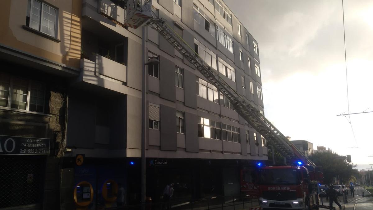 Incendio en vivienda de la Avenida Islas Canarias, en Santa Cruz de Tenerife