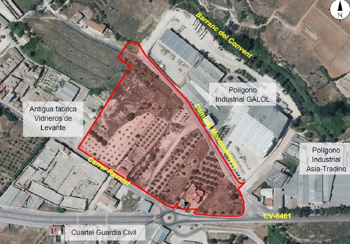 El ámbito delimitado que pasará de residencial a industrial en l'Olleria, junto a la industria de Galol.