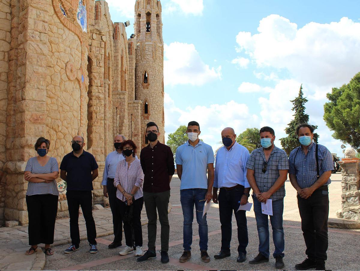 El alcalde presidiendo la comitiva durante la visita al santuario de La Mola.