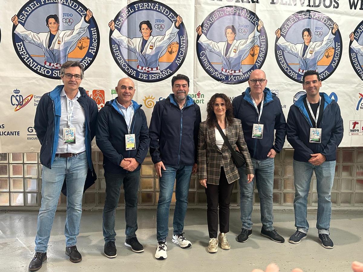 Luis Barcala e Isabel Fernández, junto a otras autoridades