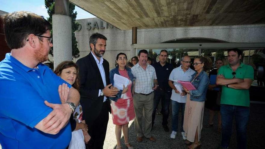 Los alcaldes y miembros de la junta de personal en la puerta del Hospital do Salnés tras la reunión celebrada ayer. // Iñaki Abella