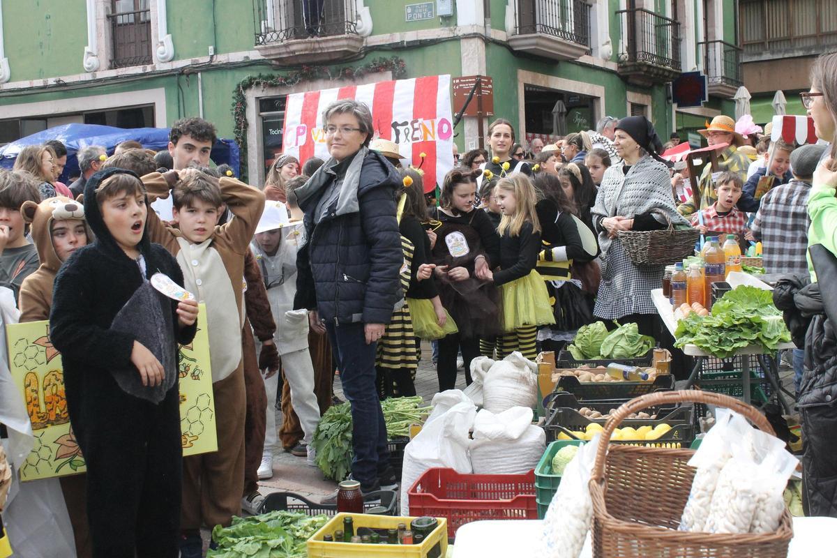 Así fue el divertido y pasacalles de Carnaval del colegio Virgen del Fresno en el mercado