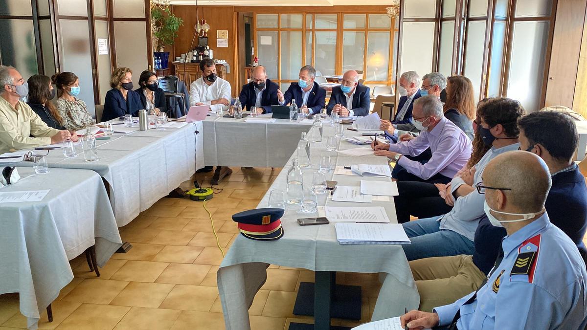 El delegat del Govern a l&#039;Alt Pirineu i Aran, Ricard Pérez, intervenint a la reunió amb diversos sectors vinculats a l&#039;entitat Empresariat Cerdanya i al costat del seu president, Francesc Armengol