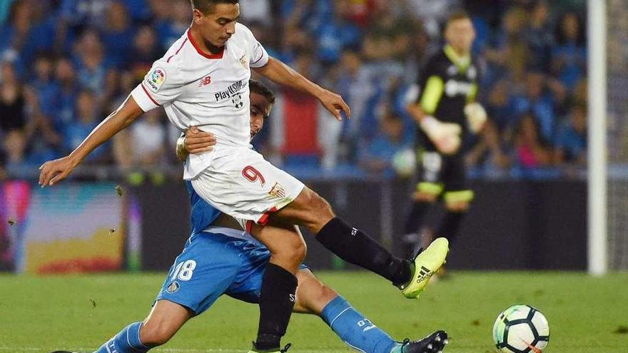 Yedder, del Sevilla, lucha por un balón con Arambarri, del Getafe. // Fernando Villar