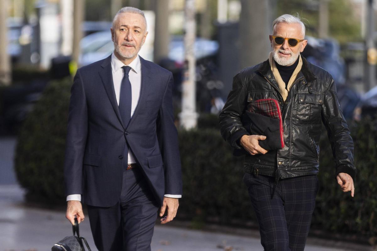El yonqui del dinero, Marcos Benavent (derecha), llega a la Ciudad de la Justicia, el pasado 26 de enero, para afrontar su tercer juicio del caso Taula-Imelsa