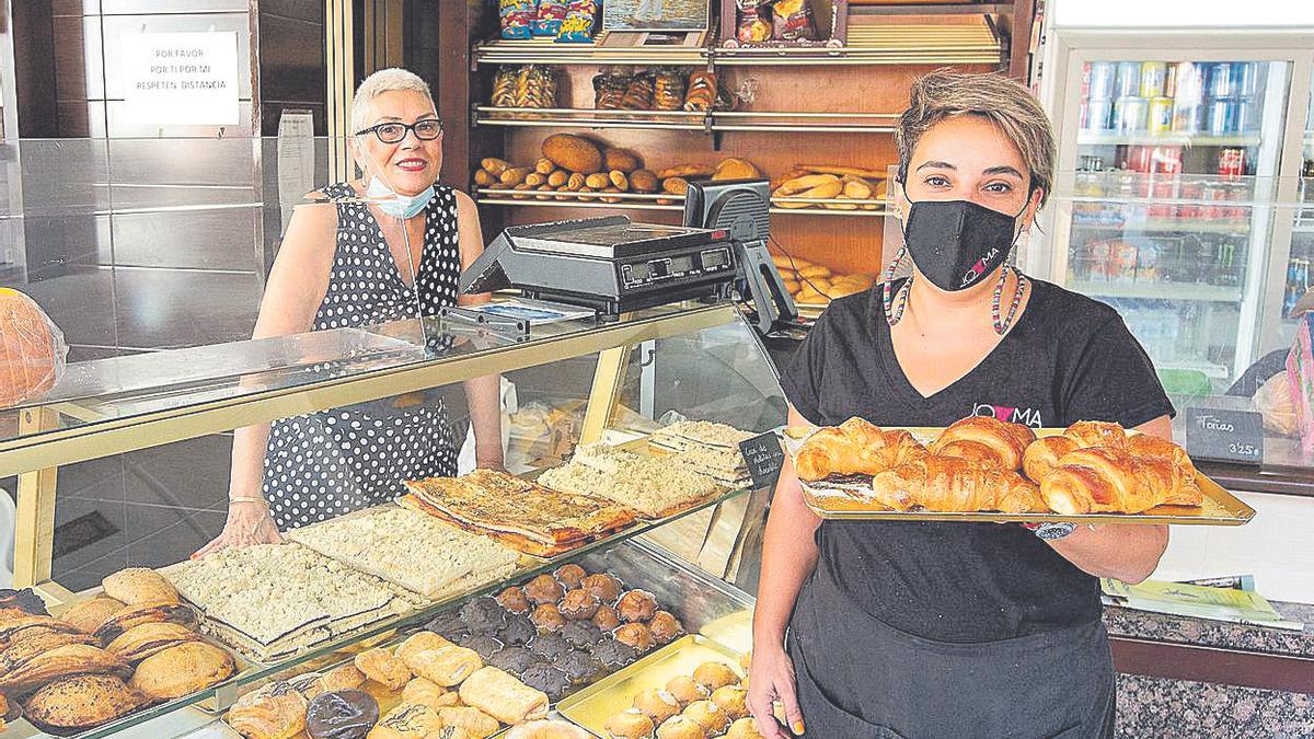 Marita Carratalá y su hija Zita Varó, en la panadería JOYMA.