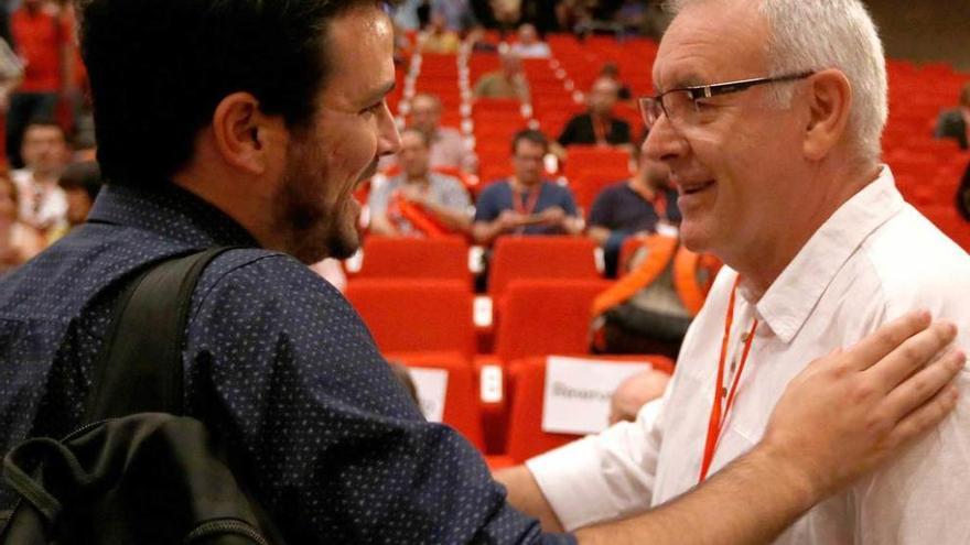 Cariñoso saludo de Garzón, a la izquierda, y Lara en la asamblea de IU.