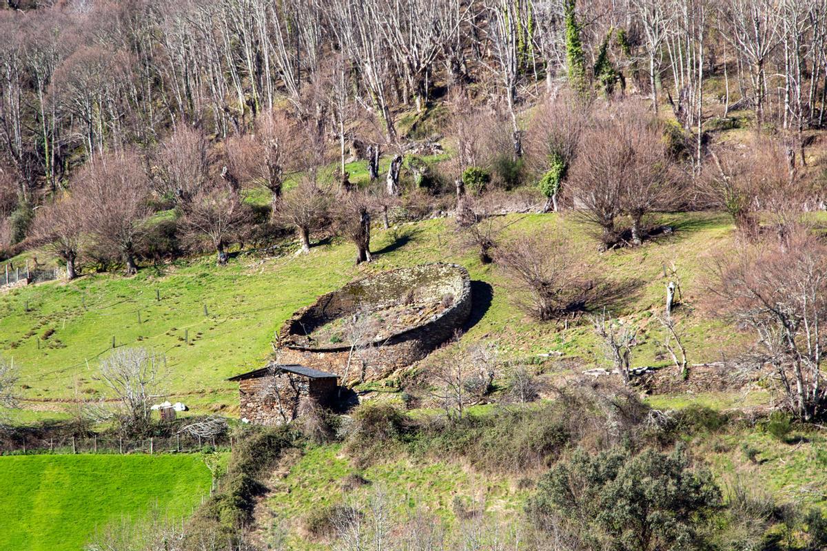 Estructura tradicional de piedra Albariza cerca de Seceda en la Serra do Courel