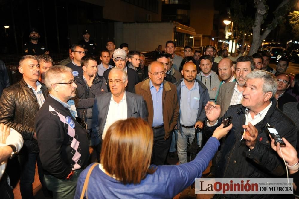 La noche de protesta de los agricultores se pasa con migas