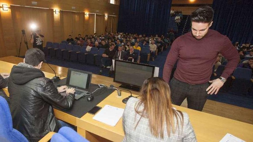 Un instante del acto público de elección de plaza por parte de los 132 nuevos policías locales de Galicia, ayer, en la Agasp. // Bernabé / Cris M.V.