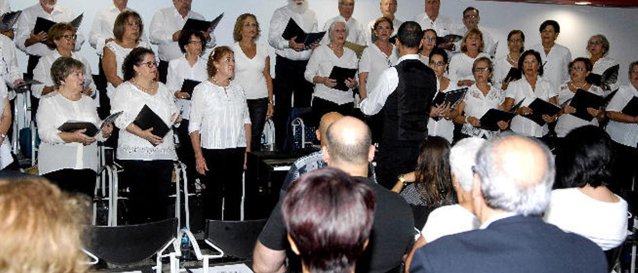 Miembros de la Coral del Victoria-Ecca, anoche durante su concierto.