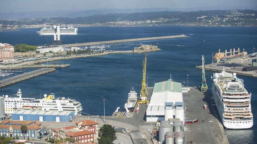 Vista de los muelles interiores de Batería y Calvo Sotelo.