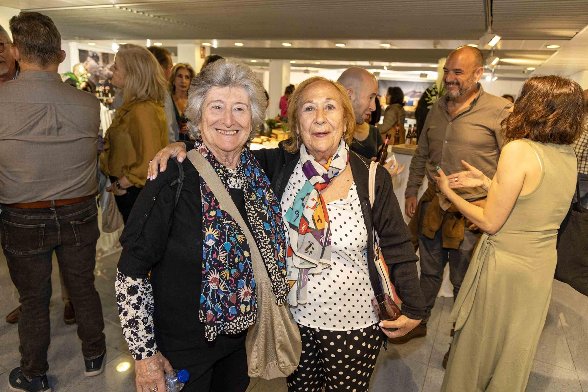 lleno total en la inauguración de INFotoperiodistas 2024,. un año de fotografía de prensa en Alicante