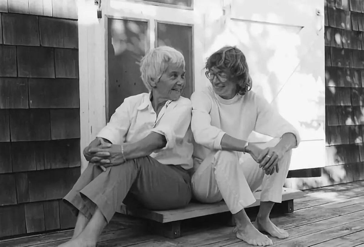 La escritora Mary Oliver y la fotógrafa Mary Malone Cook, en su casa de Provincetown (Massachusetts)