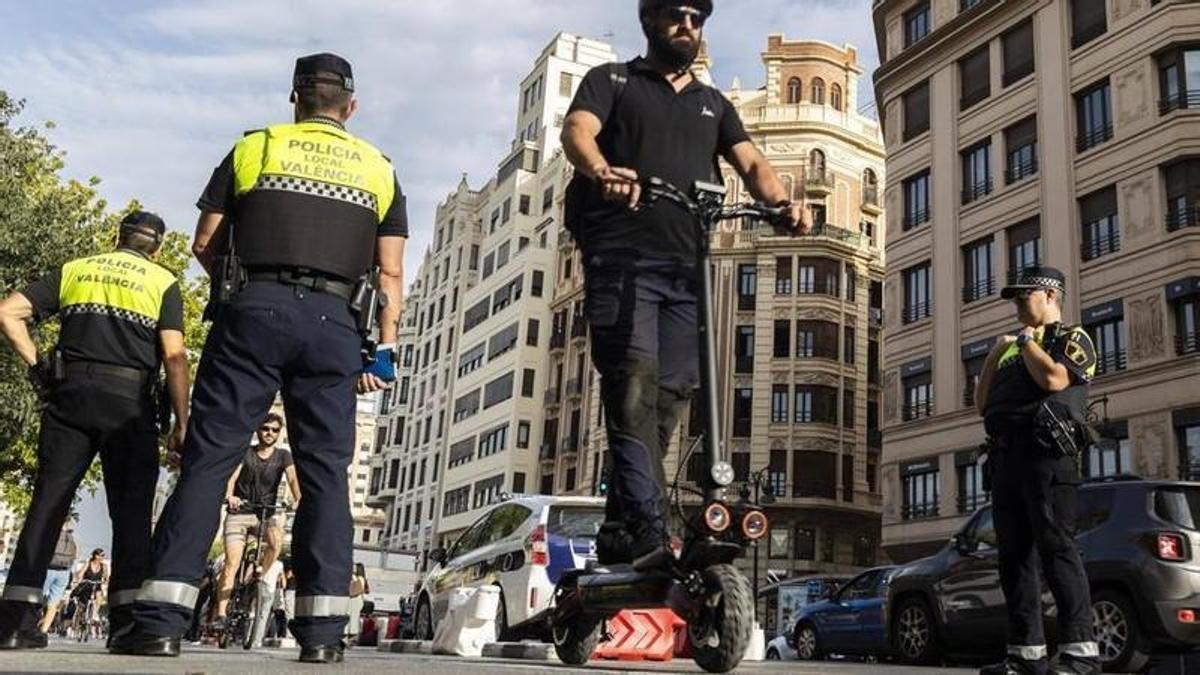 Control sobre patinetes de la Policía Local de València en una imagen de archivo