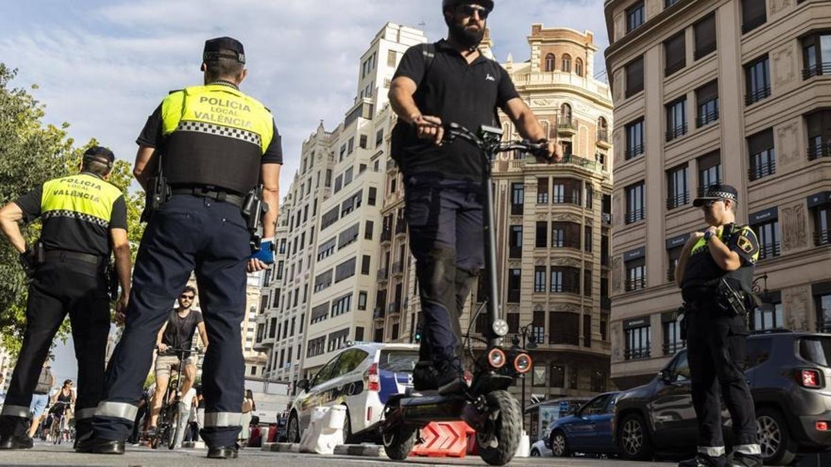 Un control policial sobre los patinetes en València