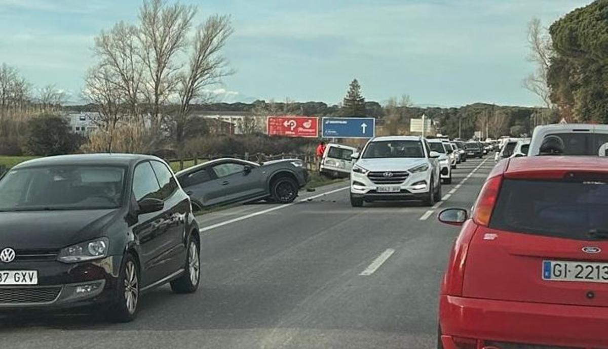 Retencions a la C-65 a Llambilles després de l'accident