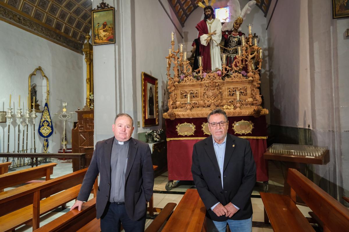 Manuel Ruiz y Vicente Carrasco, este viernes, junto al paso del Cristo de la Caridad en su Sentencia.