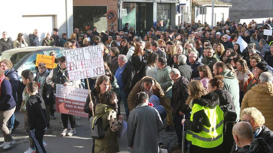 Manifestación en Xinzo de Limia por el servicio de pediatría existente en la comarca. |   // IÑAKI OSORIO