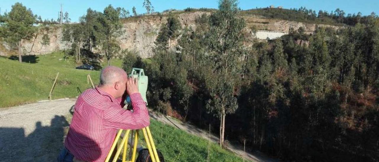 La realización de los trabajos topográficos encargados por la comunidad de montes de San Miguel de Catoira, en Pedras Miúdas. // FdV