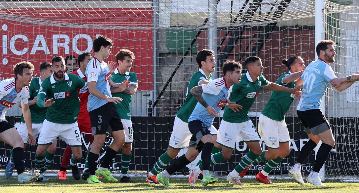 Un momento del partido que ayer disputaron en el campo de O Vao el Coruxo y el Compostela. | José Lores