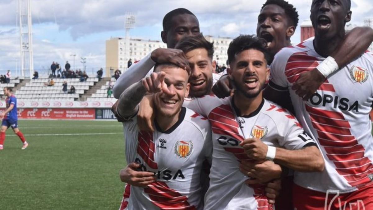 Los jugadores del Hospitalet, celebrando el gol ante el Olot