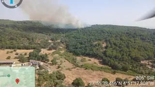 Medios aéreos y terrestres del Infoca actúan en un incendio en las ermitas de Córdoba