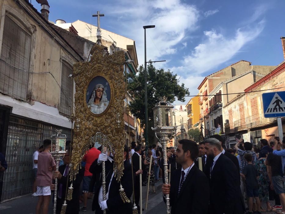 La cofradía del Rocío celebra estos días las vísperas de la solemnidad de Pentecostés y lo ha hecho este sábado con una procesión que ha comenzado a las 18.30 horas desde la casa hermandad