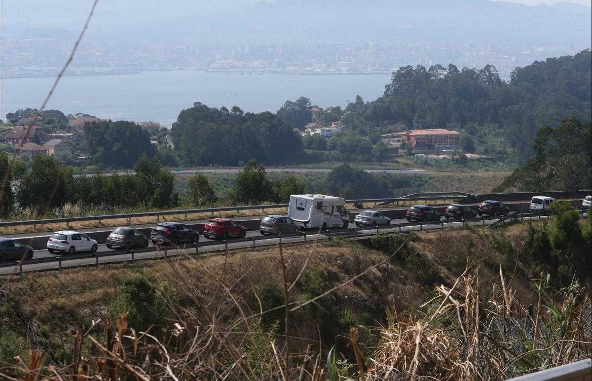 El tráfico a las playas de Cangas generó retenciones en el paso de la Autovía do Morrazo a corredor hacia Aldán.