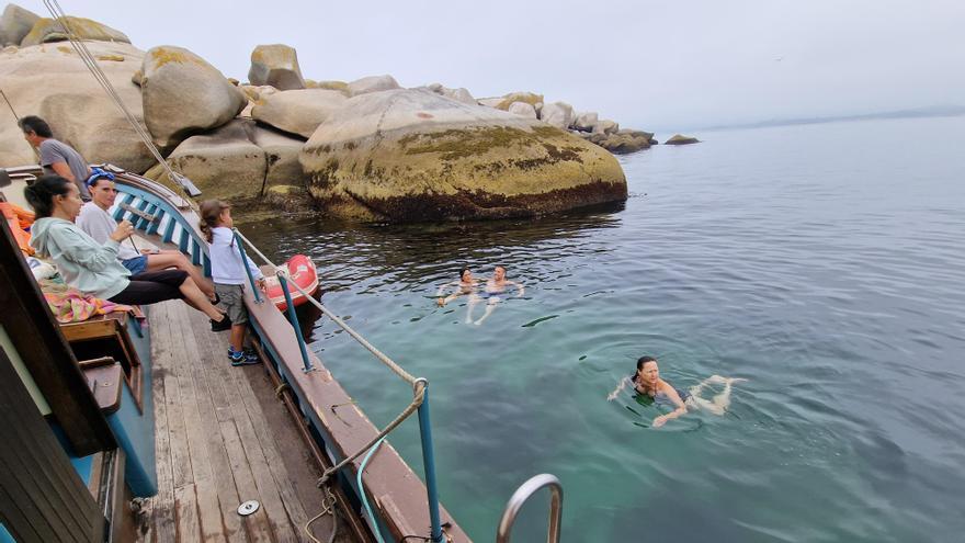 Una visita a la isla de Rúa a bordo el &quot;Chasula&quot;.