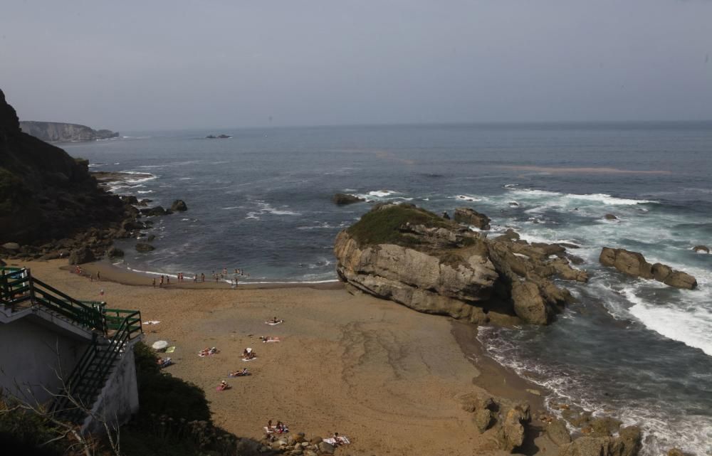 Una mancha de contaminación obliga a cerrar la playa de La Ñora