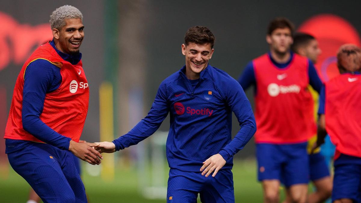 Araujo y Gavi, durante el calentamiento.