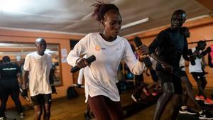 Sesión de entrenamiento de Sally Chepyego (c), Anthony Maritim (d) y Eliud Kipchoge en el gimnasio Trim de Eldoret de Kenia.