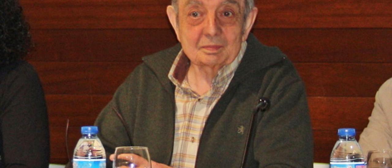 Guillermo Fernández Lorenzo, en la presentación de uno de sus muchos libros en Moreda. | Camporro